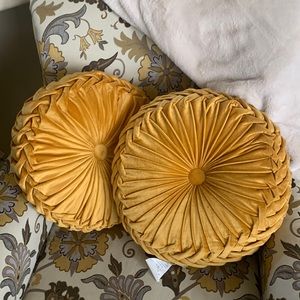 New! Velvet Hold round pillows. Offering 2-pillows for $30